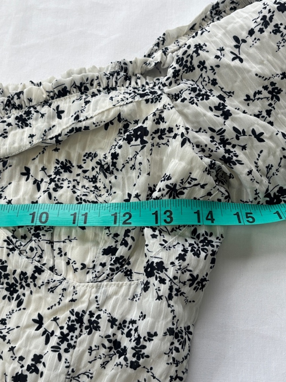 🤍 Lulu’s Smocked Peplum Top Women's Small Black White Floral Puff Sleeve NWT 🤍 - Picture 10 of 12